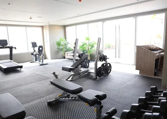 Cozy With Pool & Gym Near Ayala Center Aparthotel
