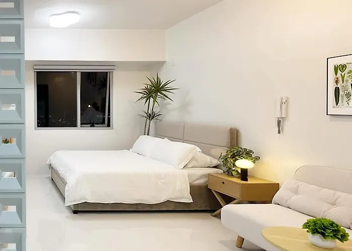 Cozy With Pool & Gym Near Ayala Center 3*